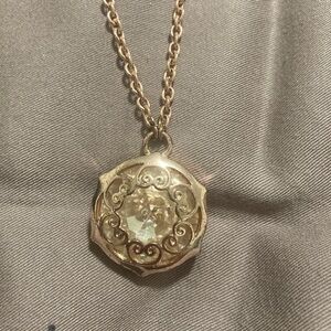 Elegant Gold Pendant Necklace